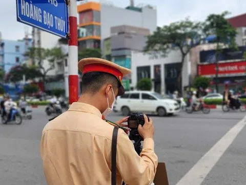 CSGT đặt máy ghi hình, nhiều tài xế xe máy vượt đèn đỏ, đi lên vỉa hè bị phạt nguội