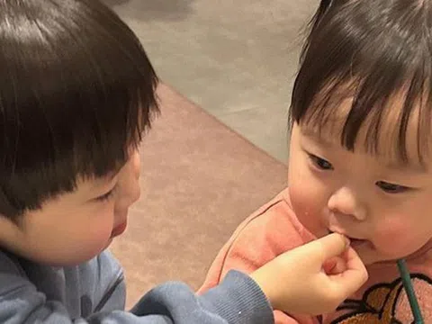 Khi nhà có thêm em nhỏ, người lớn tuyệt đối tránh nói với con lớn 7 câu "đại kỵ" này