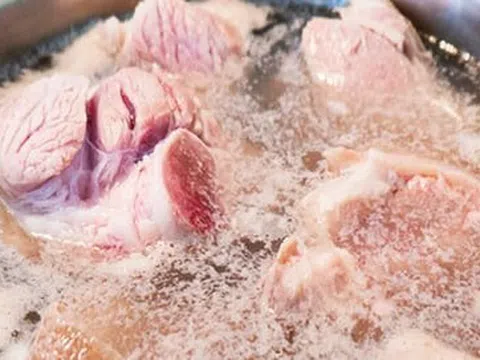 Nên chần xương bằng nước sôi hay nước lạnh?