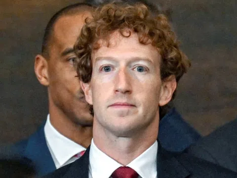 Mark Zuckerberg vượt Jeff Bezos