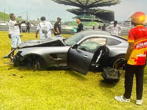 Mercedes-AMG GT R nát đầu khi trải nghiệm tại trường đua Sepang