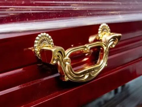 Mở quan tài, cả gia đình sốc nặng khi thấy người lạ nằm bên trong