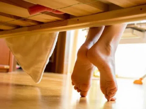 Ngửi thấy mùi lạ trong đêm, người phụ nữ nhìn xuống gầm giường bỗng thấy cảnh tượng đáng sợ