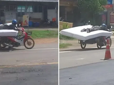 Thót tim cảnh người đàn ông lái xe máy trong khi nằm trên nệm