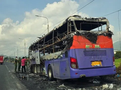 Cháy rụi xe khách trên Quốc lộ 1 qua Khánh Hòa
