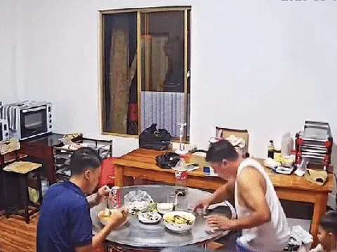 Đến hẹn lại lên, dân tình lại được dịp giải trí với những pha tấu hài cực mạnh khi "nghỉ hưu gặp nghỉ hè"