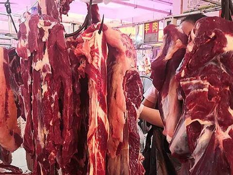 Đi chợ thấy thịt bò treo cao - thịt bò để bàn: Cao thủ ẩm thực liếc mắt 1 giây là biết loại nên mua!