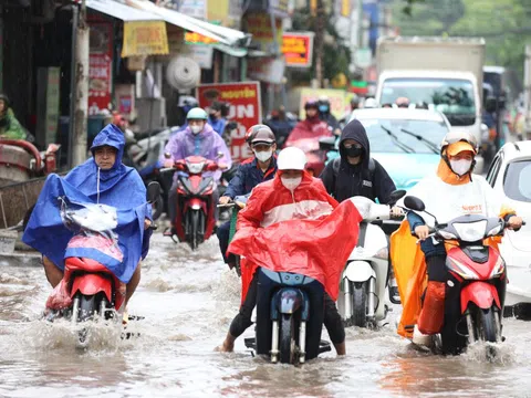 Hà Nội sáng nay: Nhiều tuyến phố hóa sông, người dân đội mưa lội nước đi làm từ 7h sáng