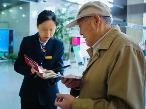 Ông cụ gửi hơn 720 triệu đồng vào tài khoản, 2 ngày sau số dư chỉ còn 0, ngân hàng khẳng định: “Lỗi là của ông”
