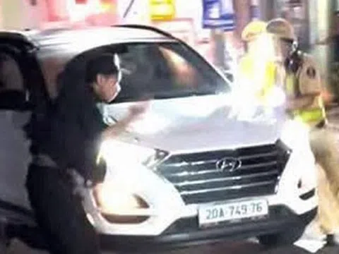 Trốn đo nồng độ cồn, tài xế tăng ga tông thẳng ô tô vào CSGT