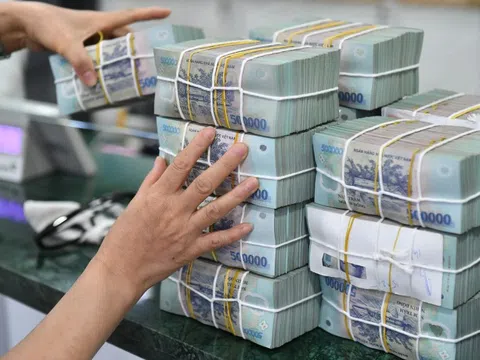 Lý do tiền ùn ùn đổ vào ngân hàng bất chấp lãi suất giảm mạnh