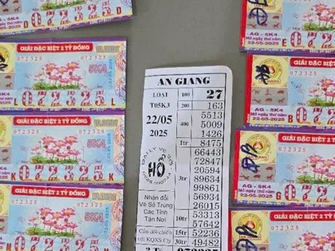 Mua 11 tờ vé số rồi tặng bạn 5 tờ, chiều tất cả cùng trúng đặc biệt