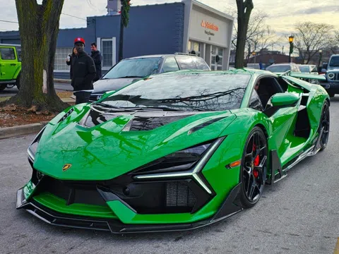 Gói độ đầu tiên của Lamborghini Revuelto lăn bánh trên đường phố
