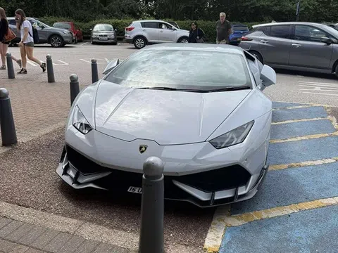Bị chỉ trích vì đỗ xe ở chỗ cho người khuyết tật, tài xế Lamborghini làm một hành động khiến cả MXH 'quay xe' gấp