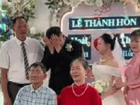 Chú rể ôm mặt khóc nức nở trong đám cưới, cô dâu liên tục vỗ vai an ủi: Xúc động lý do