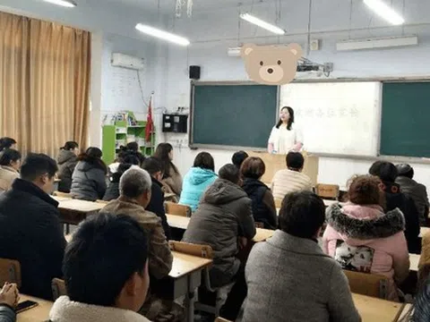 Có 2 kiểu cha mẹ sau mỗi buổi họp phụ huynh: Một bên khiến con sợ hãi, một bên giúp con trưởng thành