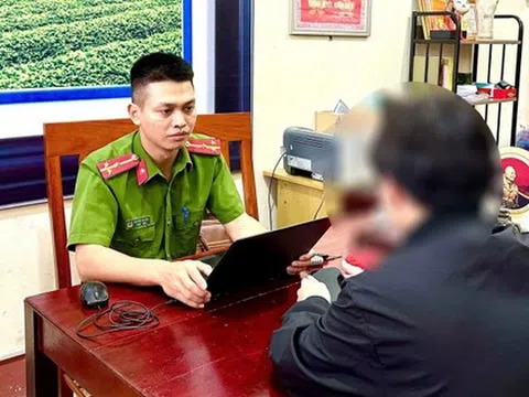 Bí ẩn phía sau cuộc gọi video có hình ảnh cảnh sát đang thẩm vấn