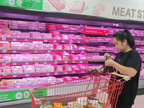 Hình ảnh trái ngược tại các siêu thị TP.HCM sau vụ C.P Việt Nam bị tố bán thịt heo bệnh