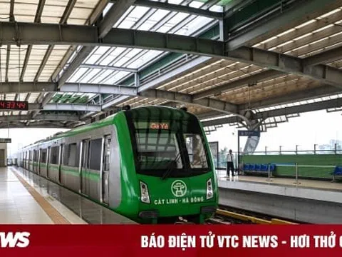 Kính lan can nứt vỡ, mái che thủng mảng lớn ở ga đường sắt Cát Linh - Hà Đông