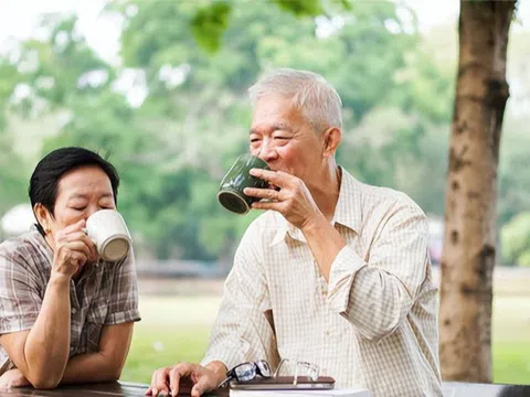 COVID-19 trở lại, khuyến cáo người trung niên và cao tuổi: Ít đụng 2 thứ, ăn nhiều 3 món, làm tốt 4 việc, tăng cường miễn dịch