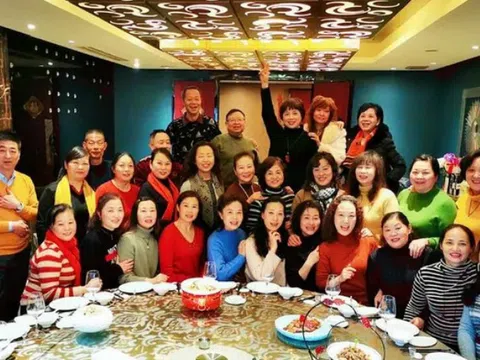 Bạn bè mở tiệc họp mặt sau 30 năm ra trường, chỉ có tôi là không được mời: Biết được lý do, tôi lập tức rời khỏi nhóm lớp