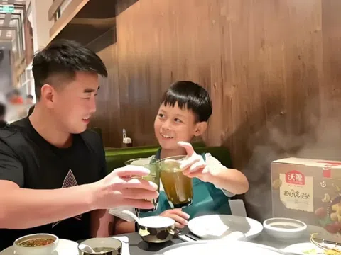 2 bố con trò chuyện trong quán ăn, khách bàn bên nghe được 1 câu, vội đăng lên MXH: Cách dạy con này lạ quá!