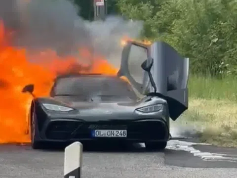 Lại thêm một siêu xe Mercedes-AMG One cháy trơ khung