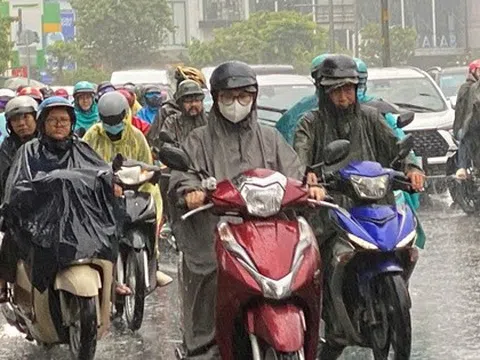 TP HCM: Gió rít mạnh, mưa như trút nước