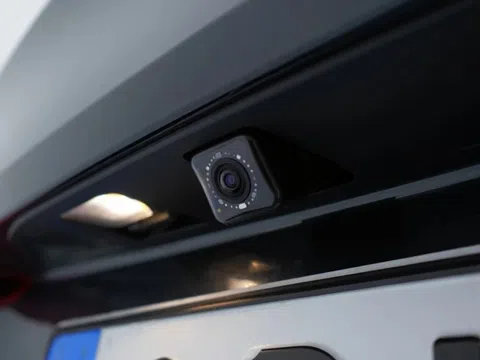 Khi 'hiện đại, hại điện' - camera lùi trở thành thảm họa với hãng xe