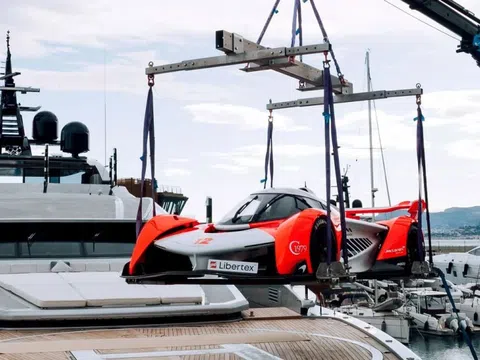 Siêu xe McLaren Solus GT được trưng bày trên du thuyền tại Monaco