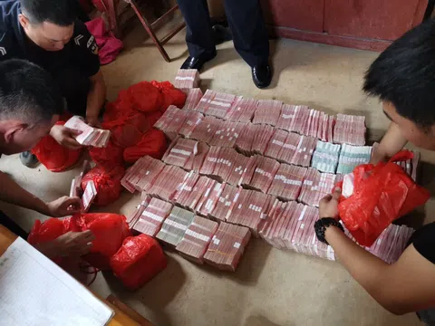Tịch thu 29,6 tỷ đồng tiền mặt chôn rải rác khắp vườn và 6 kg vàng trong chuồng gà của một căn nhà cấp 4
