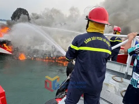Cháy tàu cao tốc tuyến Vân Đồn - Quan Lạn, 5 thuyền viên nhảy xuống biển