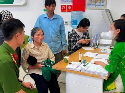 Cụ bà đến ngân hàng Vietcombank nhờ chuyển khoản 150 triệu đồng: Nhân viên nhìn 1 dấu hiệu, lập tức báo công an