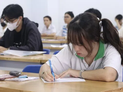 Sự cố thi đánh giá năng lực đợt 2 do cán bộ coi thi nghe nhầm chuông báo giờ