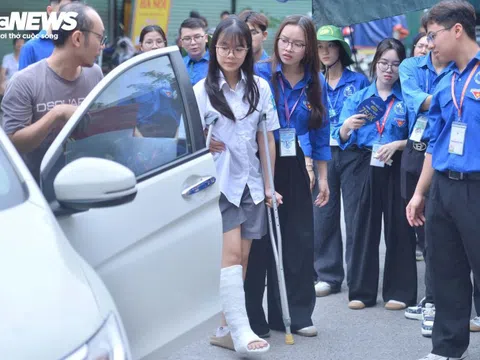 Nữ sinh nén đau chống nạng đi thi, bật khóc vì làm bài không như ý