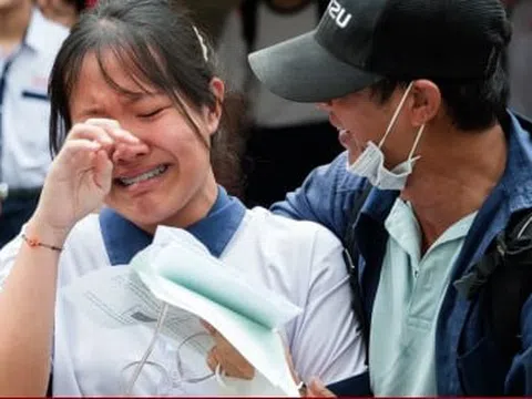 Thí sinh khóc như mưa vì đề Toán khó, thầy cô nói 'nhiều điểm 10 hơn năm ngoái'