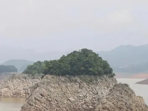 Hồ thủy điện Hòa Bình cạn bất thường, mực nước xuống thấp kỷ lục