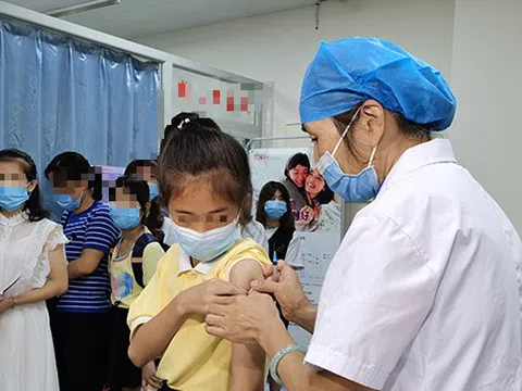 Mẹ từng mắc ung thư cổ tử cung, con gái có cần tiêm vắc xin HPV sớm hơn bình thường?