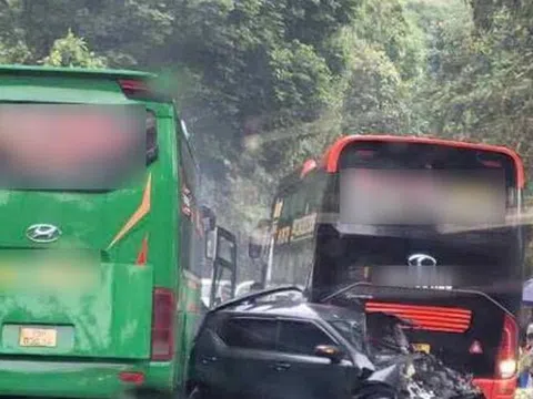 VIDEO: Tai nạn liên hoàn khiến xe ô tô bị "vò nát" giữa 2 xe khách, nhiều người bị thương