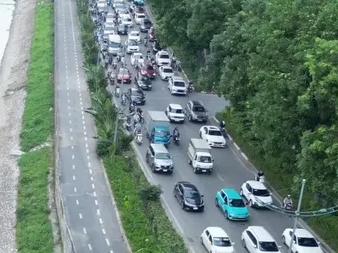 Sốt ruột nhìn đường dành riêng xe đạp ở Hà Nội không một bóng người
