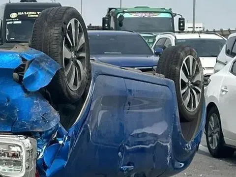 Hà Nội: Ô tô lật ngửa sau va chạm trên đường vành đai 2 trên cao