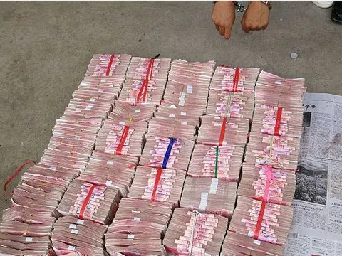 Tịch thu 18 tỷ đồng tiền mặt xếp từng cọc ngay ngắn trong tường 1 căn nhà xập xệ