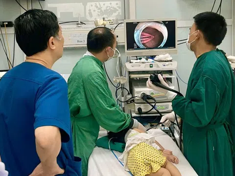 Bé gái 21 tháng tuổi suýt thủng ruột vì nuốt phải kẹp tóc
