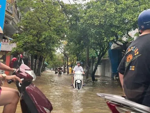 Hình ảnh đường phố Huế "lạ lùng" giữa mùa hè