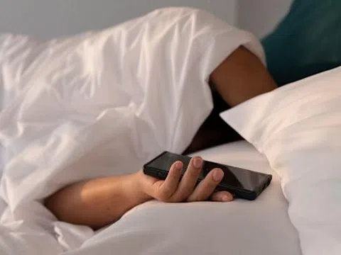 Có nên để điện thoại cách xa 1,5 mét khi ngủ? Không phải vì bức xạ mà vì...