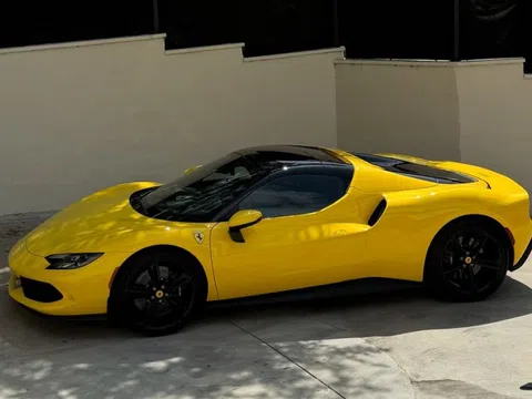 Lisa lại 'flex nhẹ' với siêu xe Ferrari 296 GTS
