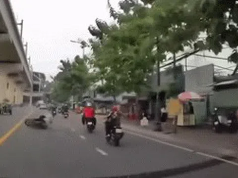 Clip: Cú ra chân ác ý, đạp nam thanh niên ngã sõng soài giữa đường, gã đàn ông được dự đoán sẽ sớm "lên phường"