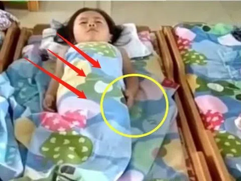 Cô giáo gửi video con gái ngủ trưa, nhìn xuống bàn tay con, bà mẹ bật khóc ngay vì chi tiết này!