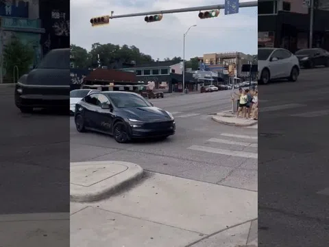 Taxi tự hành đầu tiên của Tesla lăn bánh trên đường