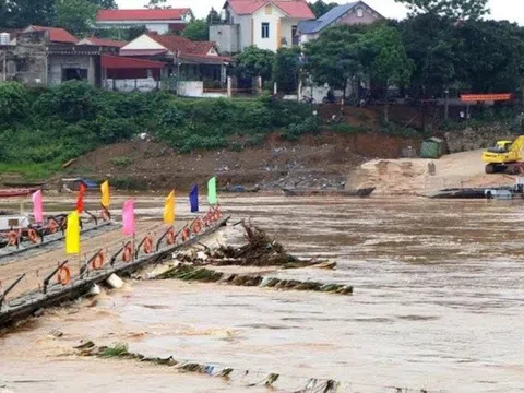 Phú Thọ: Tạm thời vận hành phà quân sự phục vụ người dân qua cầu Phong Châu